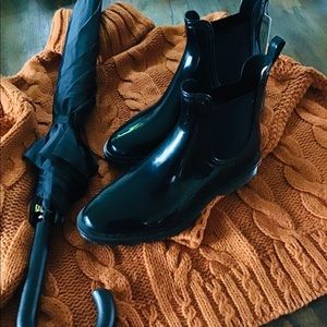 Cougar rain chelsea ankle boots NWT